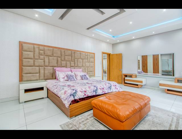 5 BEDROOM HOUSE FOR SALE IN HOUGHTON ESTATE